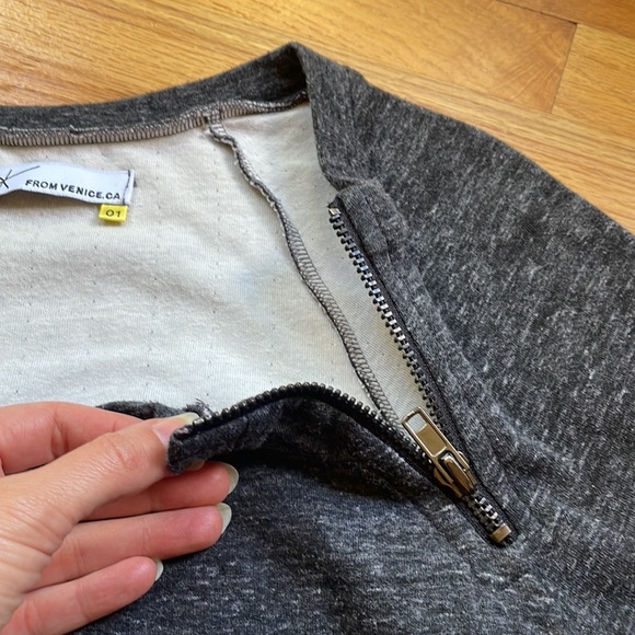 Designer jersey tee with zipper detail - Picture 3 of 6